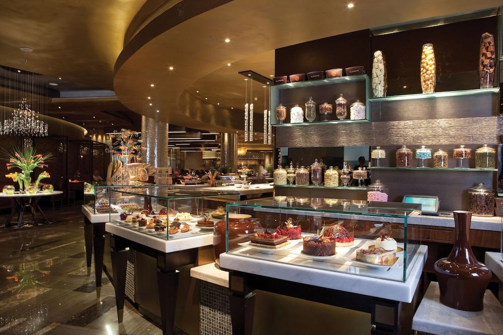 Four Seasons Hotel Rijád Exteriér fotografie The dessert bar at the buffet at Wynn