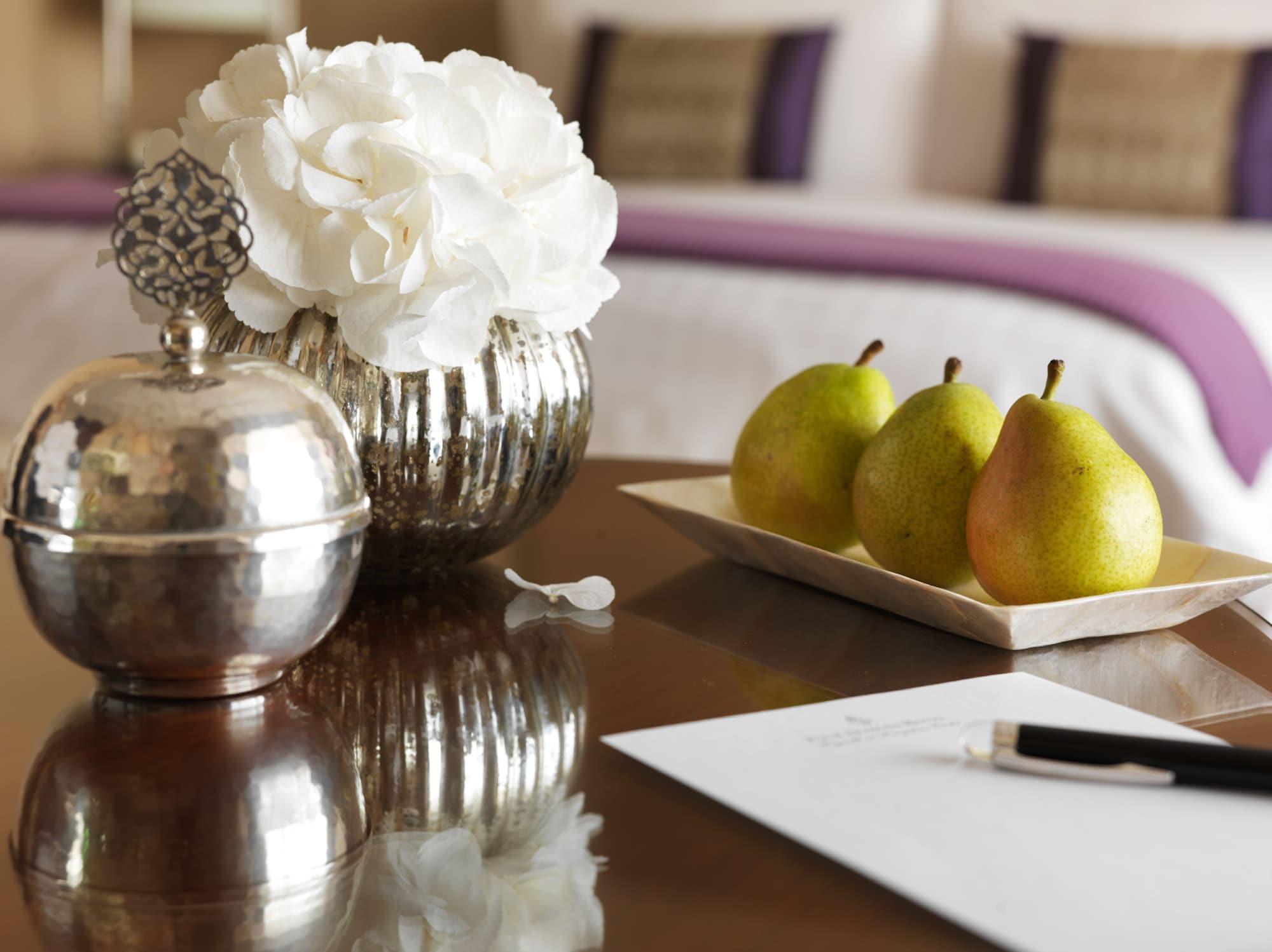 Four Seasons Hotel Rijád Exteriér fotografie A table with a pen and paper