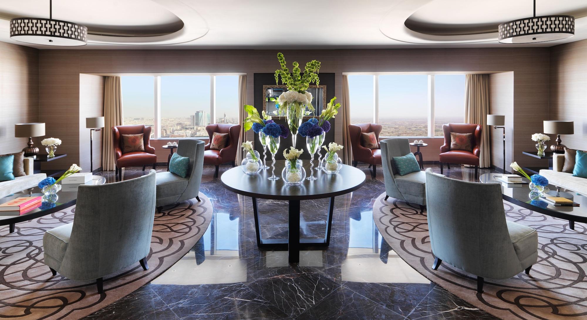 Four Seasons Hotel Rijád Exteriér fotografie The Club Lounge at the Jumeirah Emirates Towers Hotel