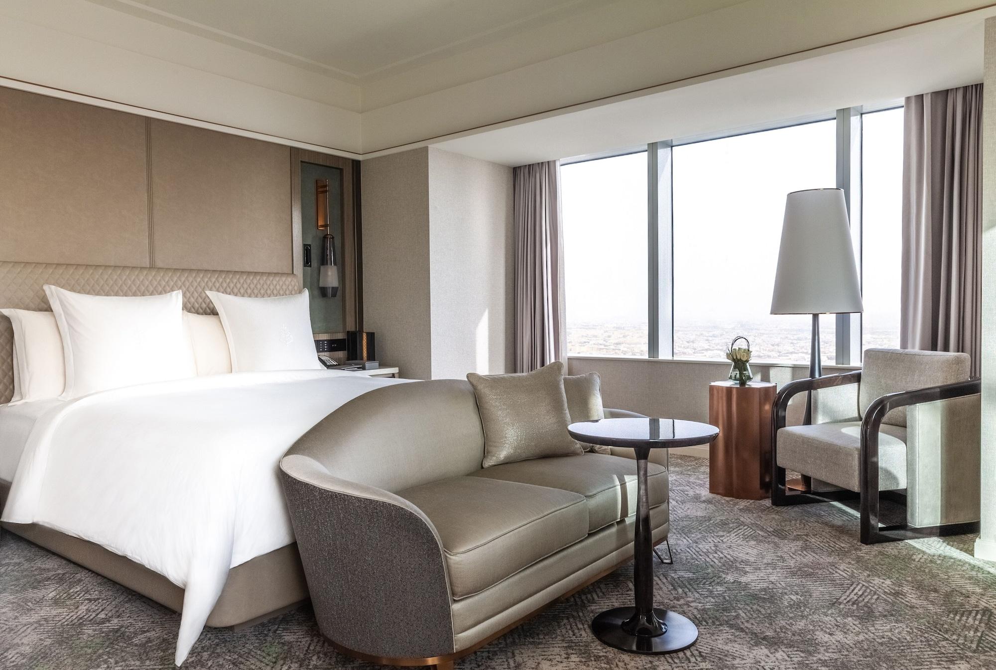 Four Seasons Hotel Rijád Exteriér fotografie A guest room at The Ritz-Carlton, Osaka
