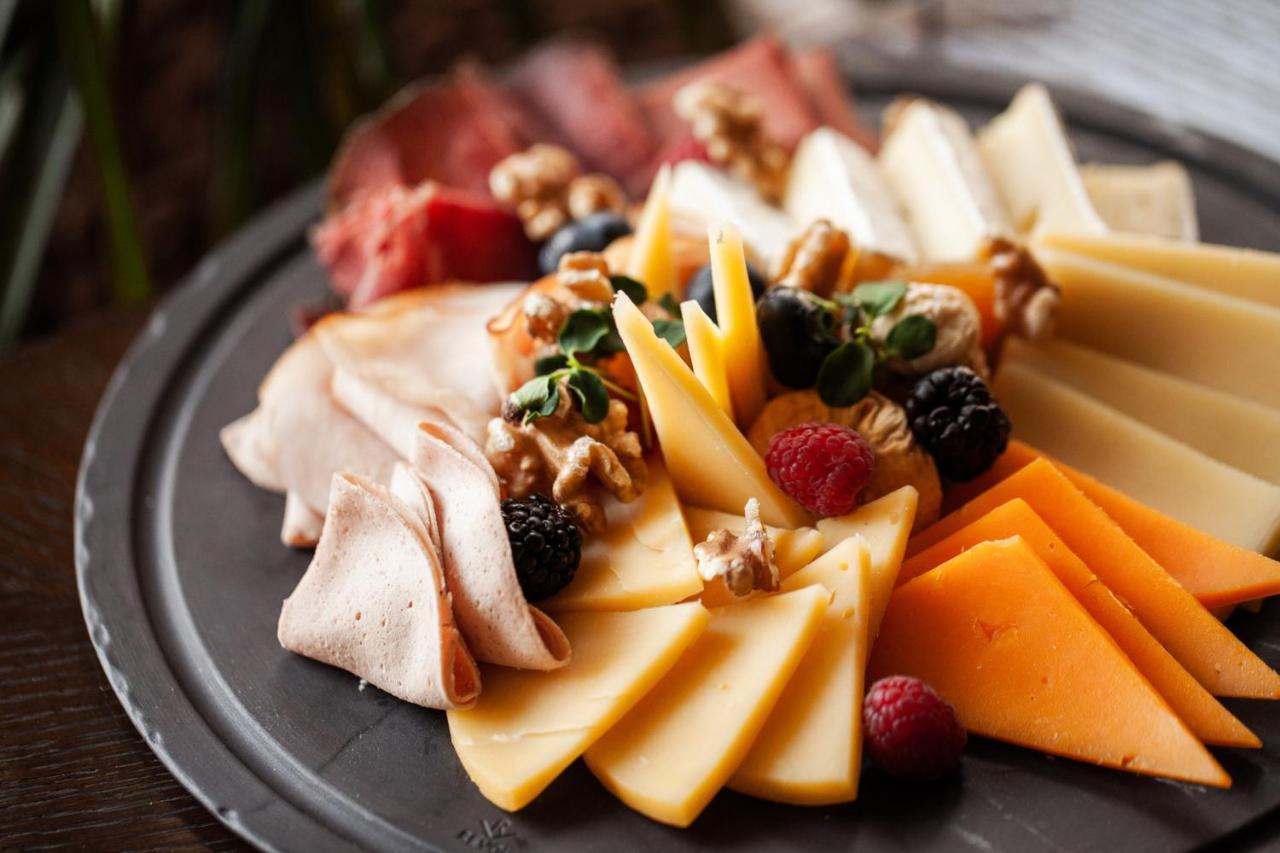 Four Seasons Hotel Rijád Exteriér fotografie A cheese platter