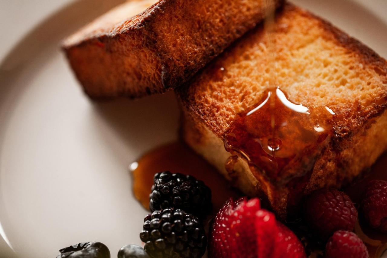 Four Seasons Hotel Rijád Exteriér fotografie French toast with maple syrup