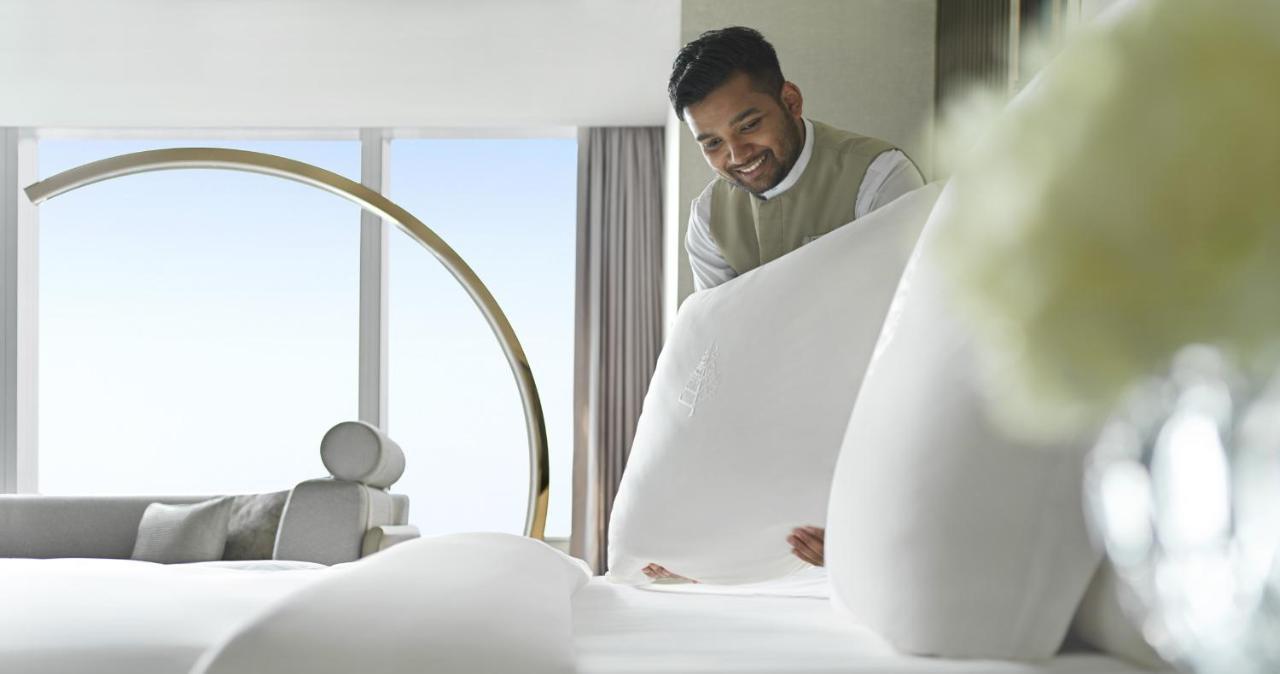 Four Seasons Hotel Rijád Exteriér fotografie A hotel housekeeper making a bed