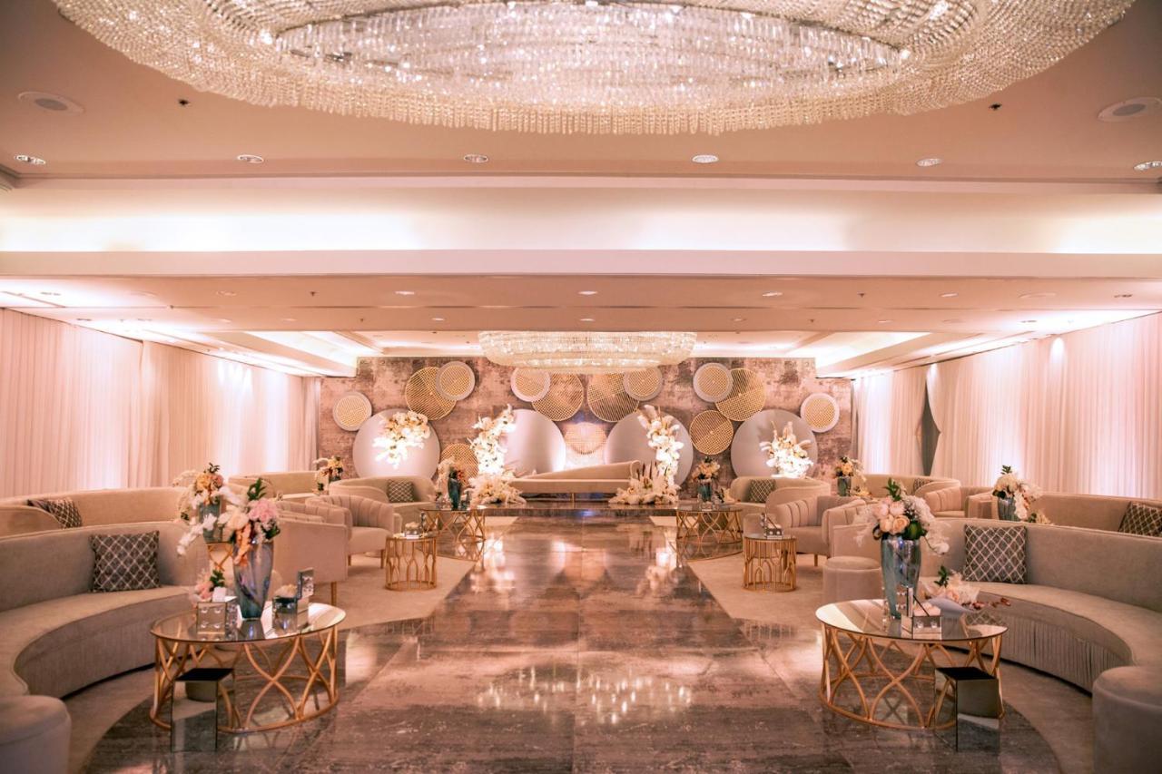 Four Seasons Hotel Rijád Exteriér fotografie The interior of the ballroom at the Four Seasons Hotel