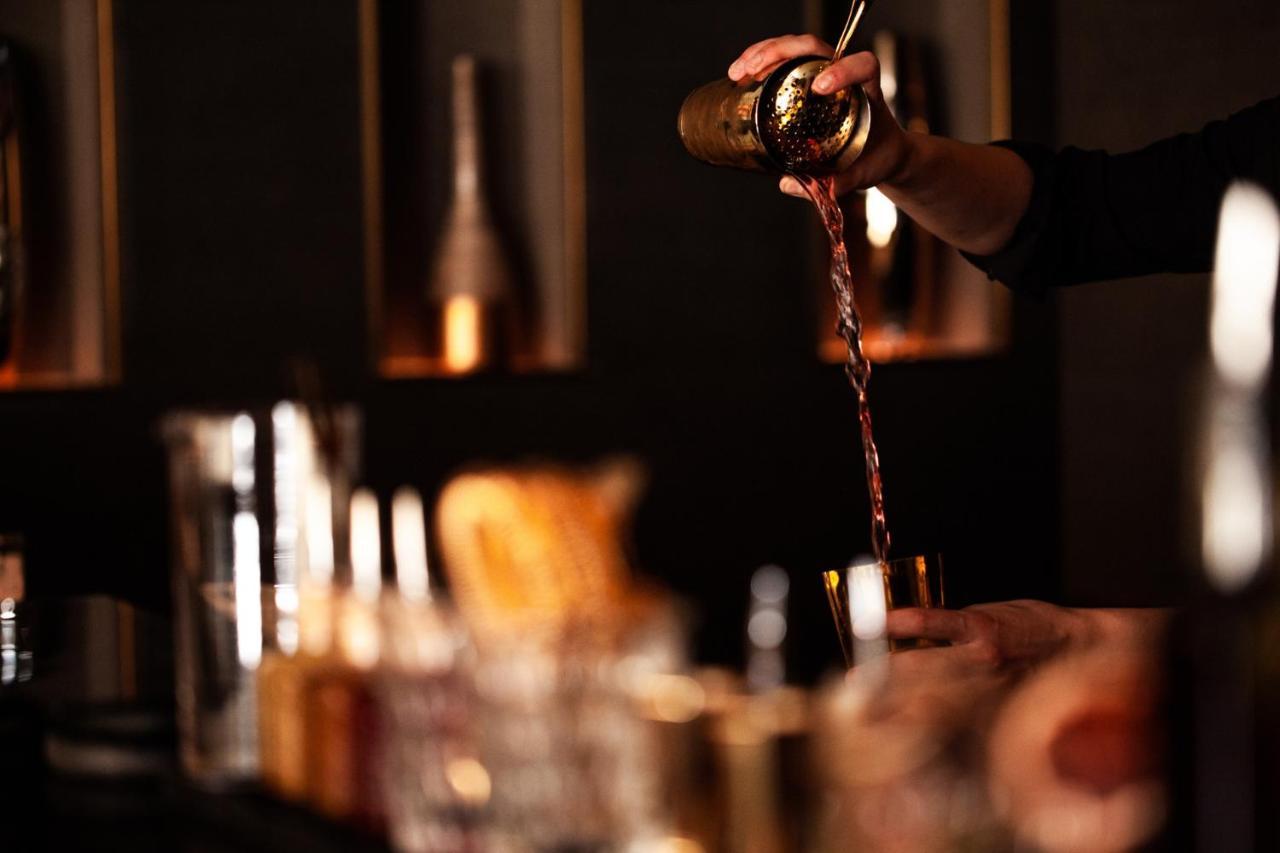 Four Seasons Hotel Rijád Exteriér fotografie A bartender using a bar spoon to stir a cocktail