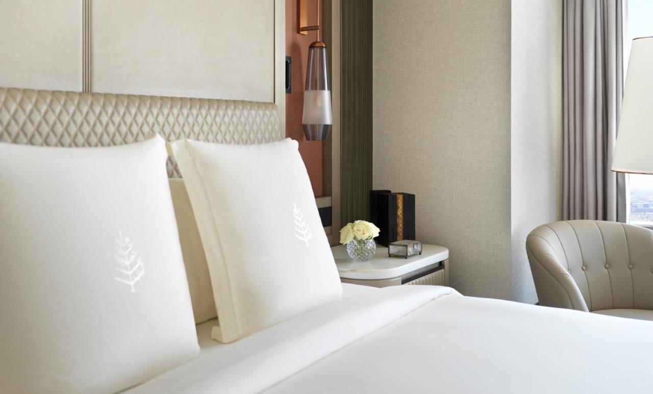 Four Seasons Hotel Rijád Exteriér fotografie A guest room at The St. Regis Mumbai
