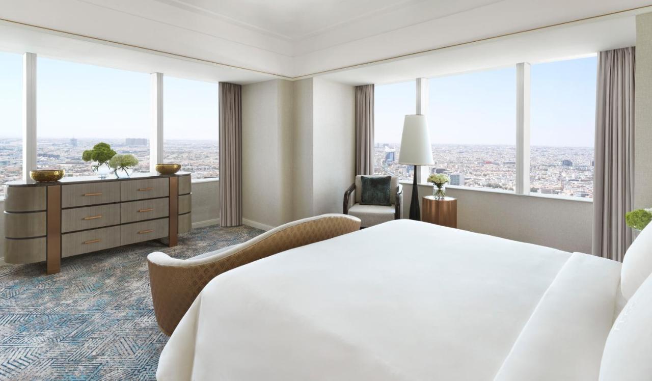 Four Seasons Hotel Rijád Exteriér fotografie A bedroom at the Four Seasons Hotel