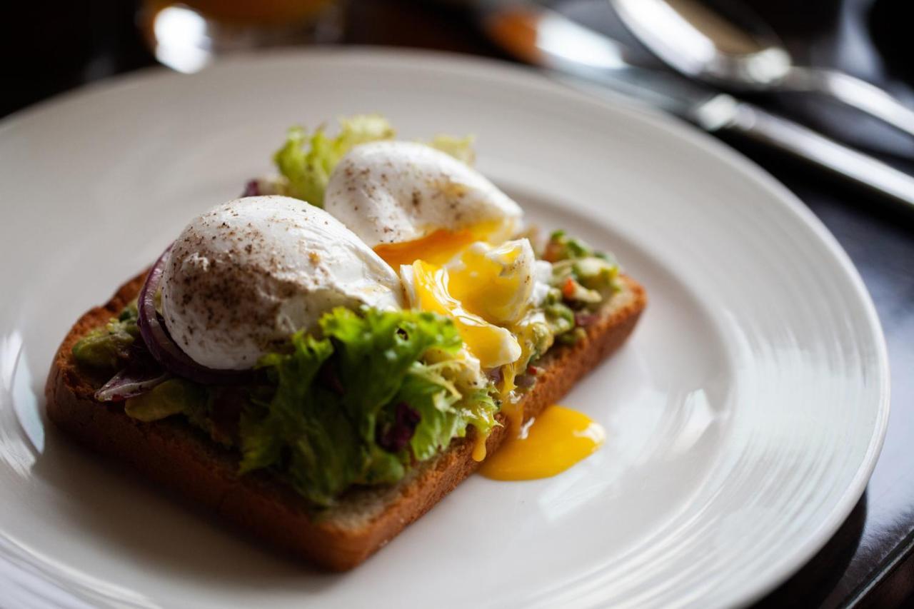 Four Seasons Hotel Rijád Exteriér fotografie Avocado and poached egg on toast