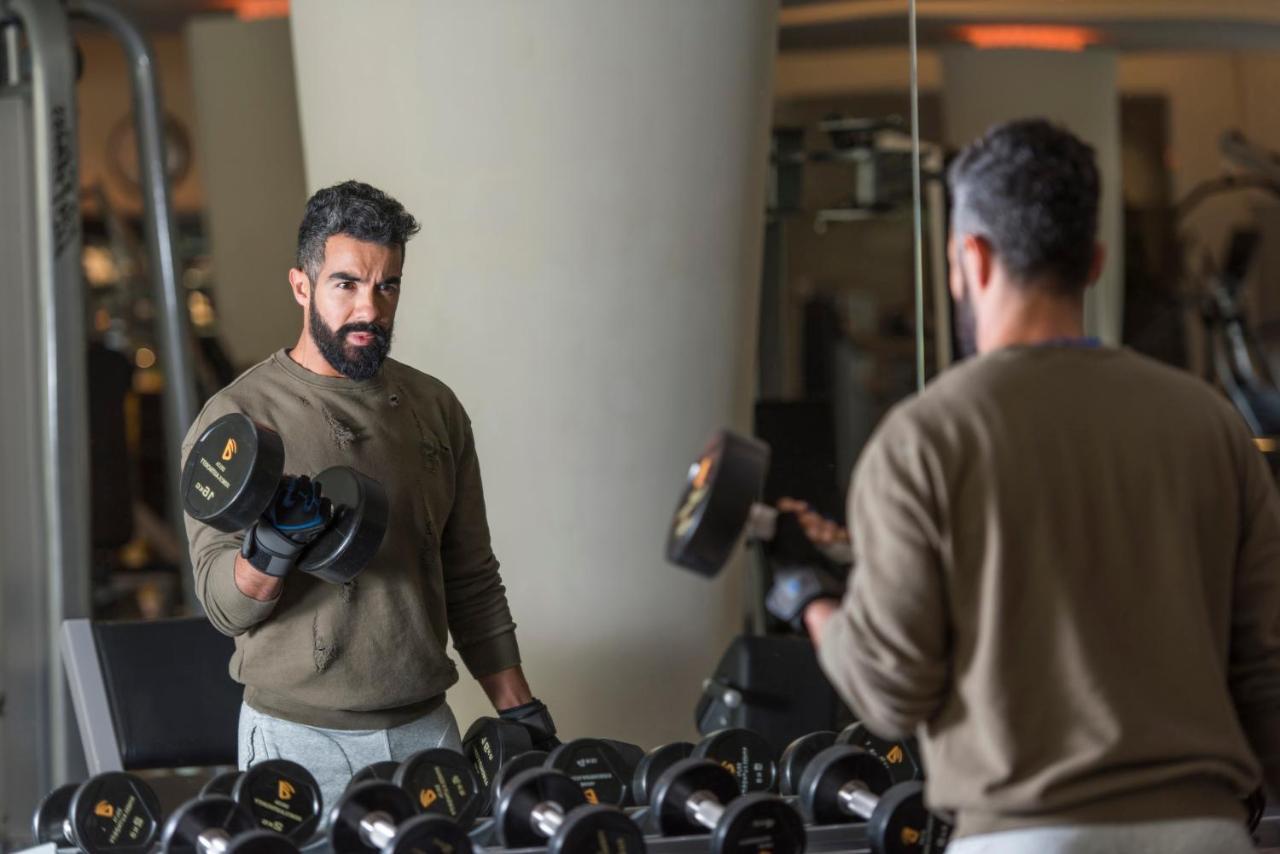Four Seasons Hotel Rijád Exteriér fotografie A man lifting weights