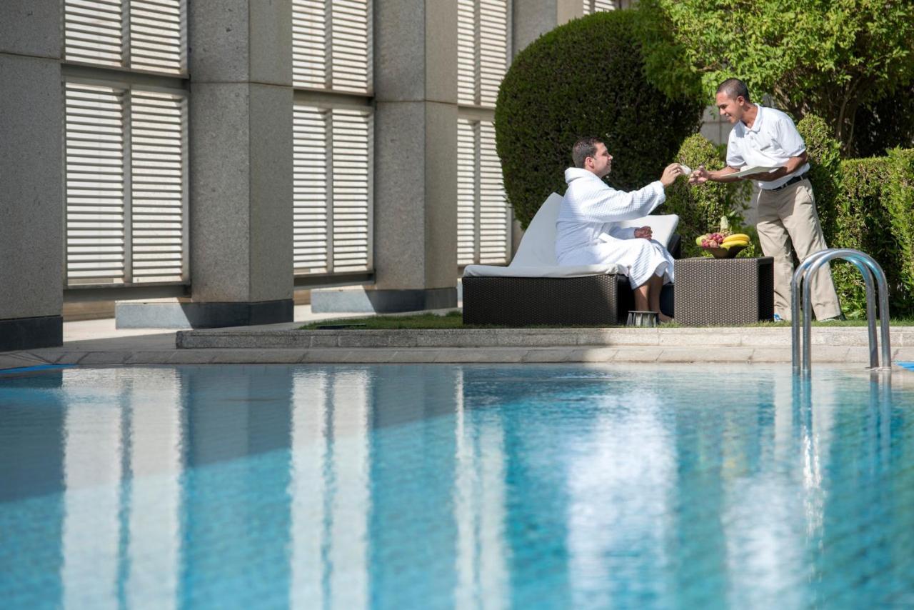 Four Seasons Hotel Rijád Exteriér fotografie The pool at the Four Seasons Hotel
