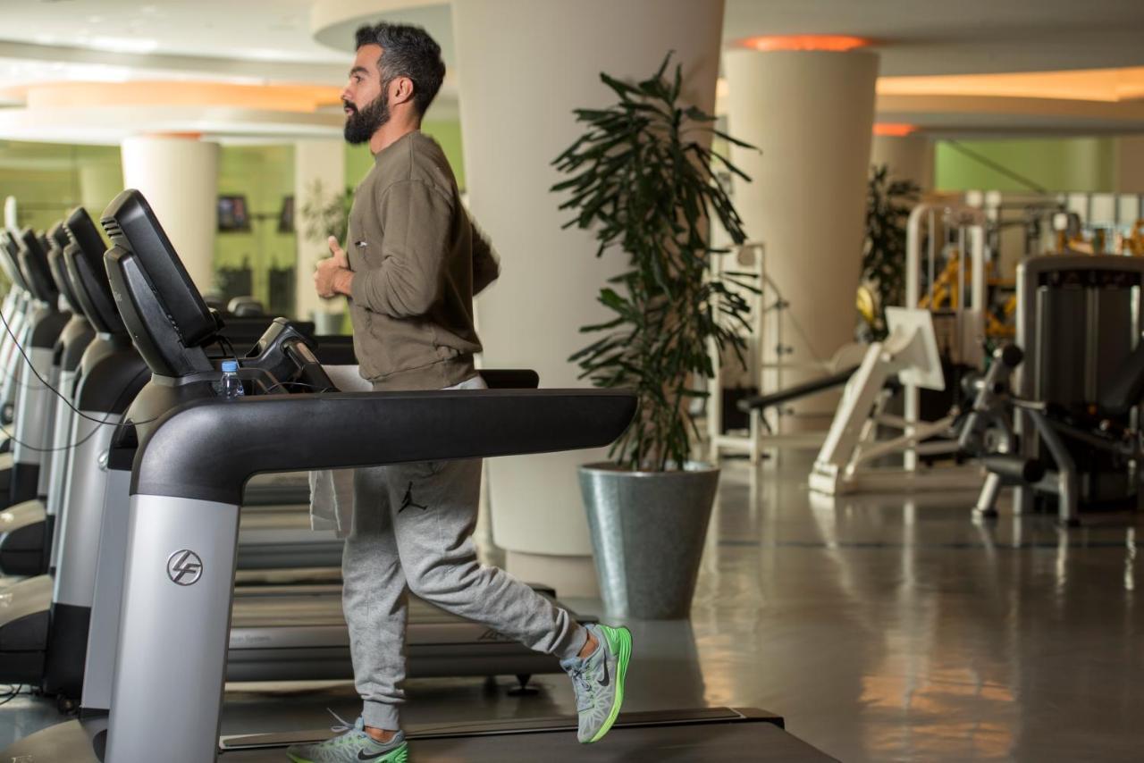 Four Seasons Hotel Rijád Exteriér fotografie A man exercising on a treadmill
