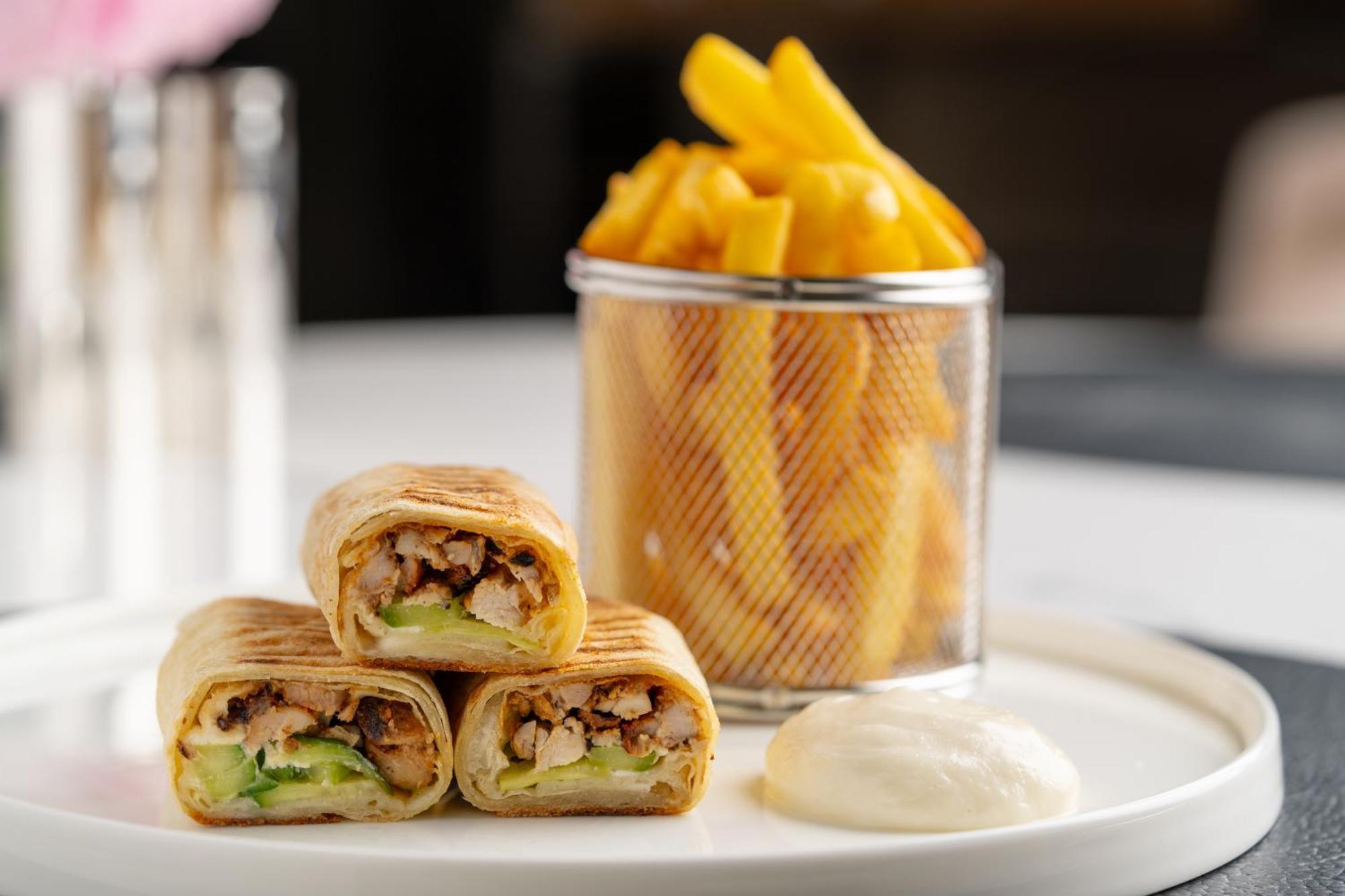 Four Seasons Hotel Rijád Exteriér fotografie Chicken wrap