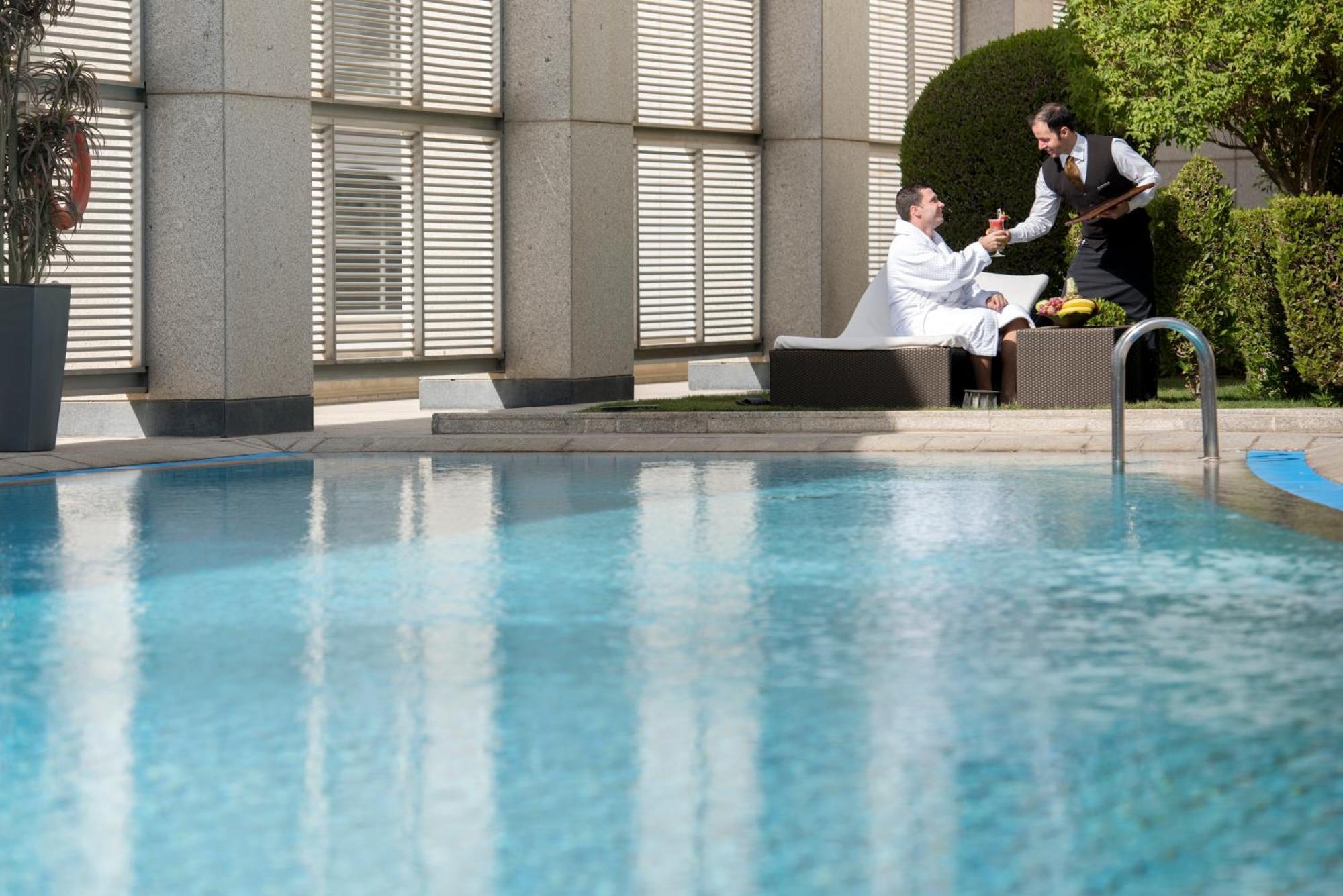 Four Seasons Hotel Rijád Exteriér fotografie The swimming pool at the Ritz-Carlton, Dubai