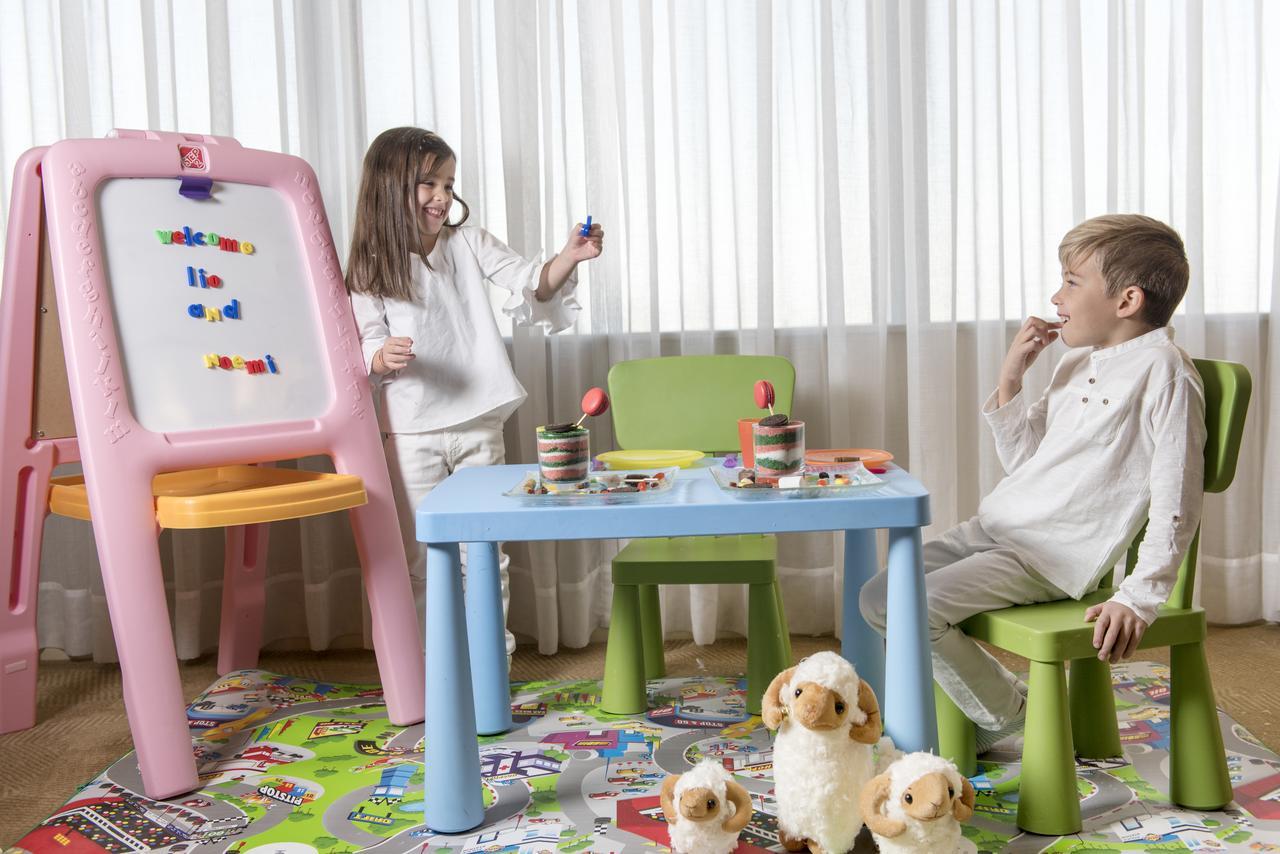 Four Seasons Hotel Rijád Exteriér fotografie Children playing with toys