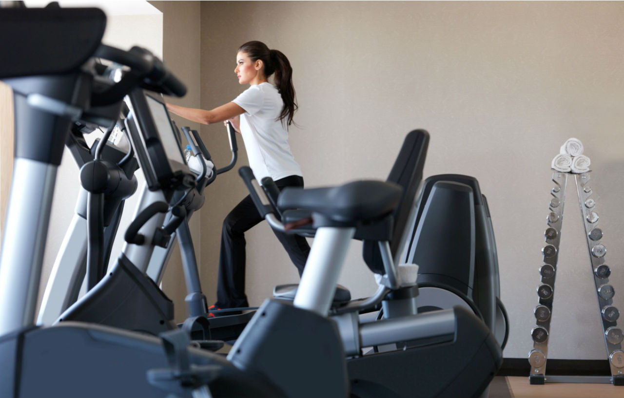 Four Seasons Hotel Rijád Exteriér fotografie A woman on a recumbent bike